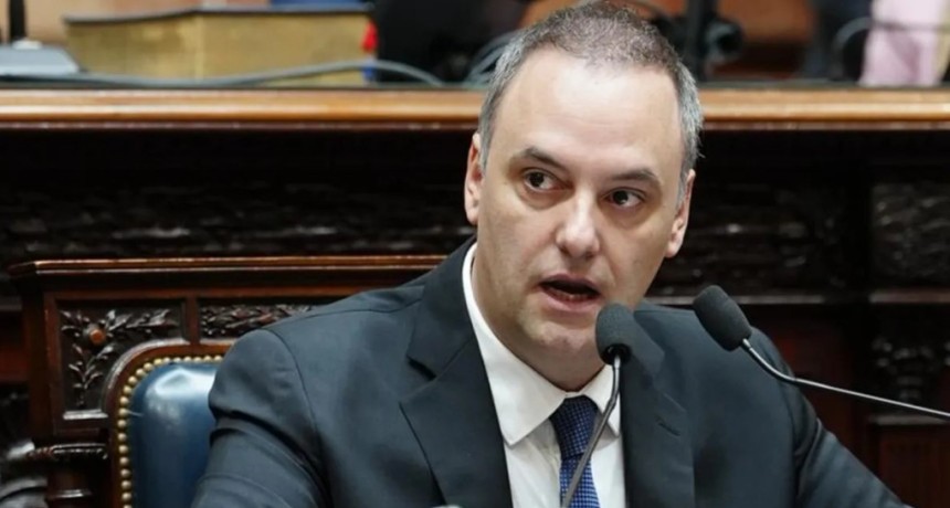 Senado: est&aacute;n los votos para interpelar a Manuel Adorni, pero no para removerlo de su cargo