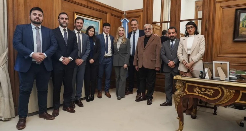 En medio de su crisis, Manuel Adorni busc&oacute; respaldo pol&iacute;tico de senadores propios