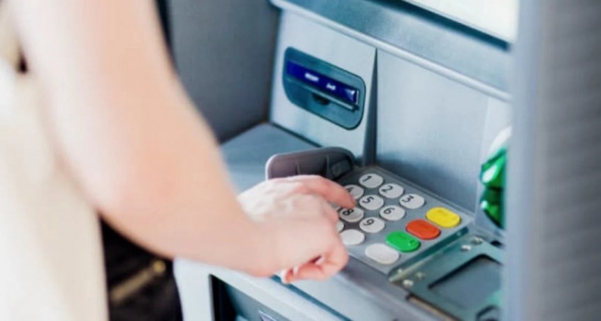 Cambia la forma de retirar dinero con algunas tarjetas en cajeros automáticos: ¿a cuáles afecta?