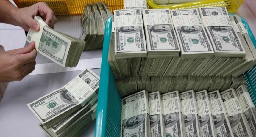 Las elecciones condicionan la carrera entre la inflación y el dólar libre, que ya aumentó 200 pesos en el año