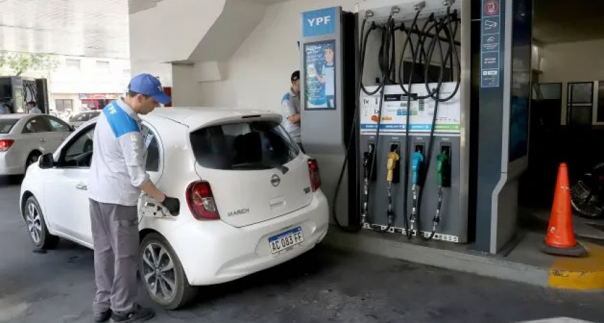 Combustibles: Caputo posterga otra vez suba de impuestos, pero naftas y gasoil suben hasta 7% desde el lunes