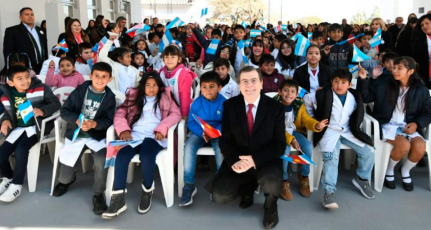 Zamora inauguró una planta potabilizadora, un renovado edificio escolar y entregó viviendas en Malbrán