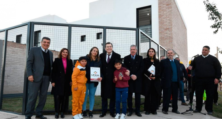 Zamora inauguró 80 dúplex en el B° Ampliación Los Flores: 