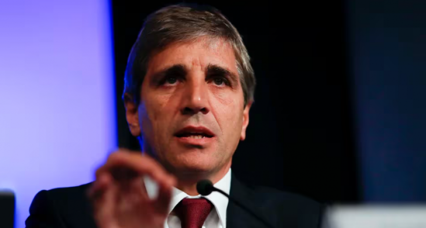 Luis Caputo: “La gente va a tener que vender dólares para pagar impuestos y el peso va a ser la moneda fuerte”
