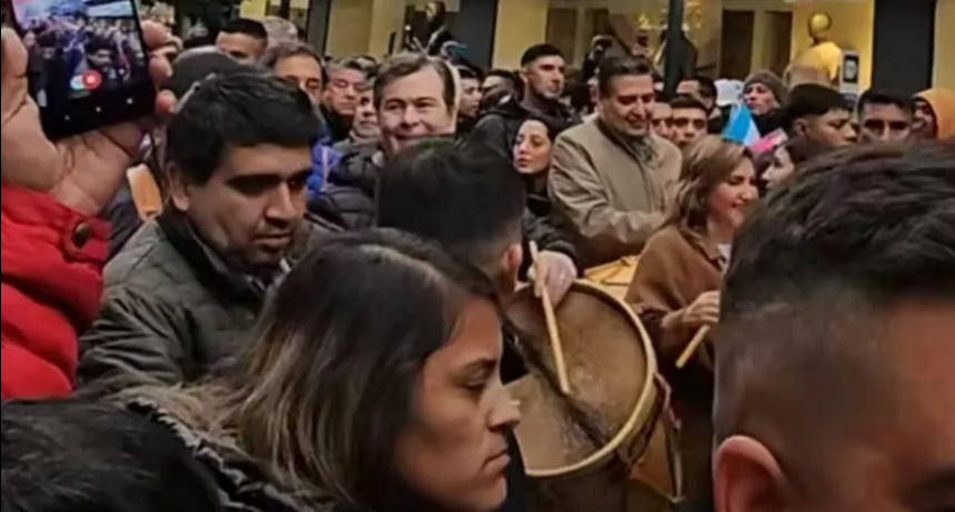 VIDEO | Zamora se sumó a la Marcha de los Bombos y recibió el calor de todos los santiagueños  