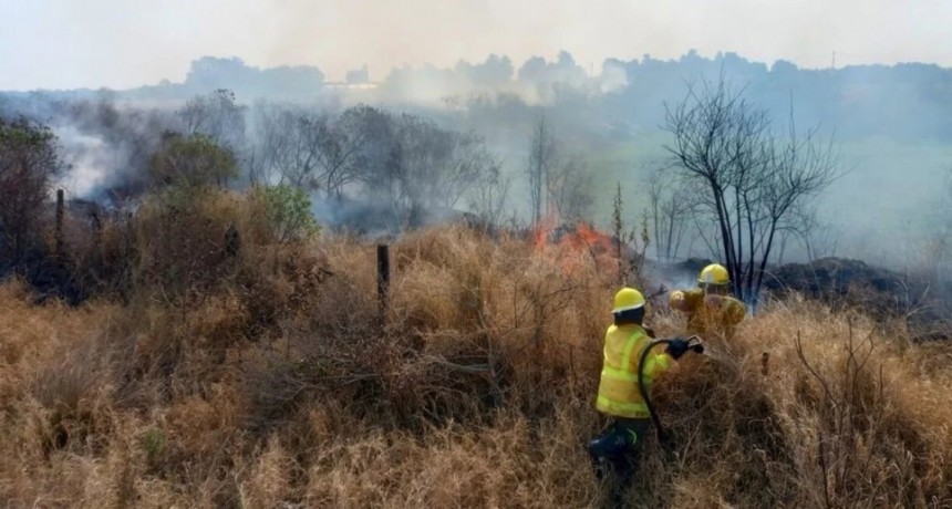 En Reconquista se multiplican los incendios de pastizales y los bomberos están en alerta permanente 