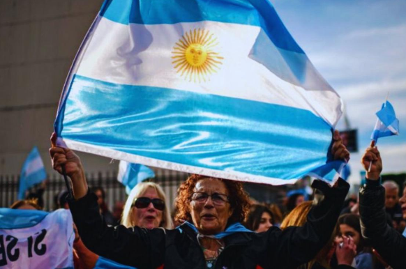 Alivio y malestar: sentimientos que definen la opinión de la sociedad argentina