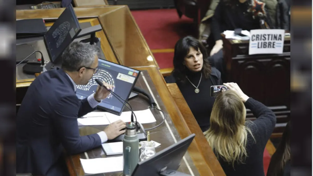 Escándalo y bochorno en Diputados: diputados K fueron a buscar a José Luis Espert y la sesión terminó a los empujones