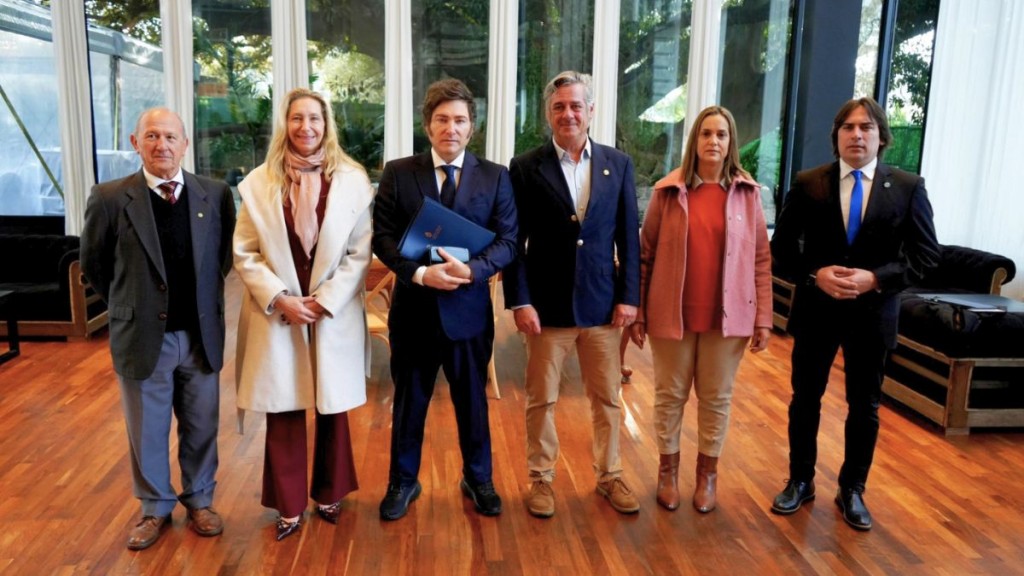 Milei prometió a la Mesa de Enlace avanzar con una baja definitiva de las retenciones