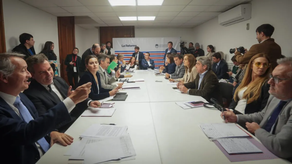 Convención del 25: Unidos se quedó con seis comisiones mientras que Más para Santa Fe y La Libertad Avanza se quedaron con una cada uno