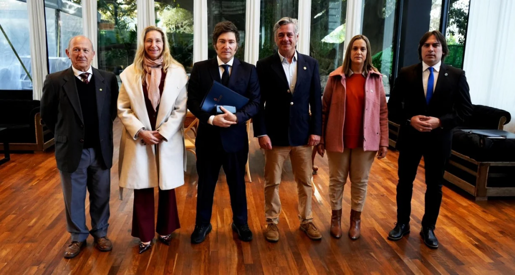 Milei ahora ubica a Pullaro entre los malos, en medio de la puja de Nación con provincias