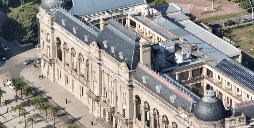 El gobierno de Santa Fe convocó a paritarias a estatales y docentes el próximo martes