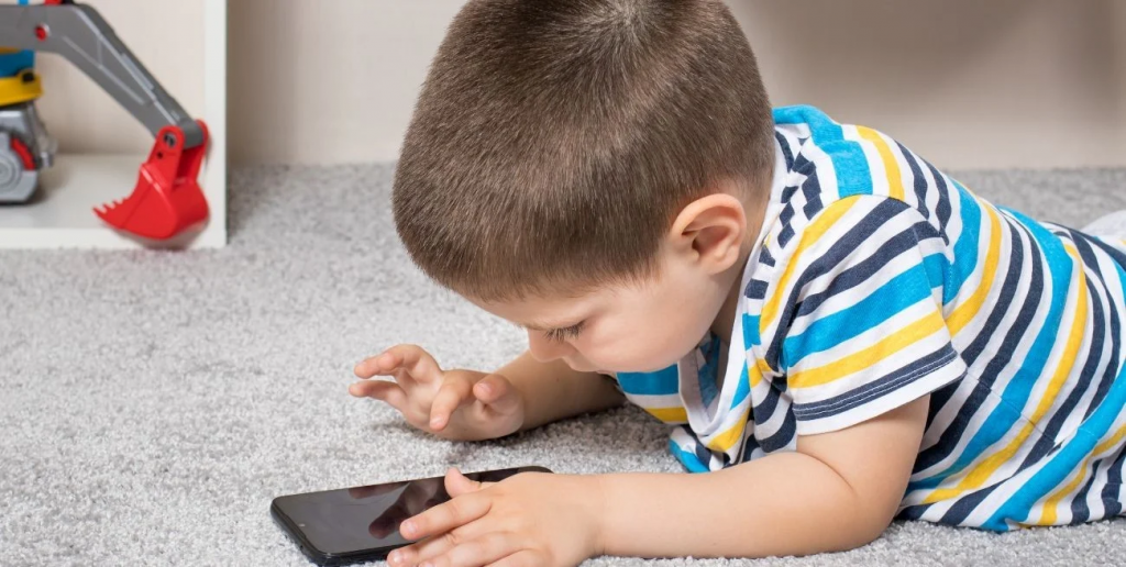Pantallas en la infancia: ¿cómo afectan al desarrollo de los niños y qué recomiendan los pediatras?
