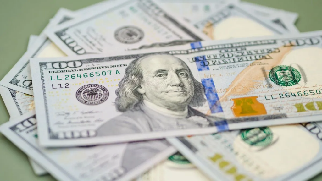Un millón de argentinos compraron dólares en junio, por un monto superior al próximo desembolso del FMI