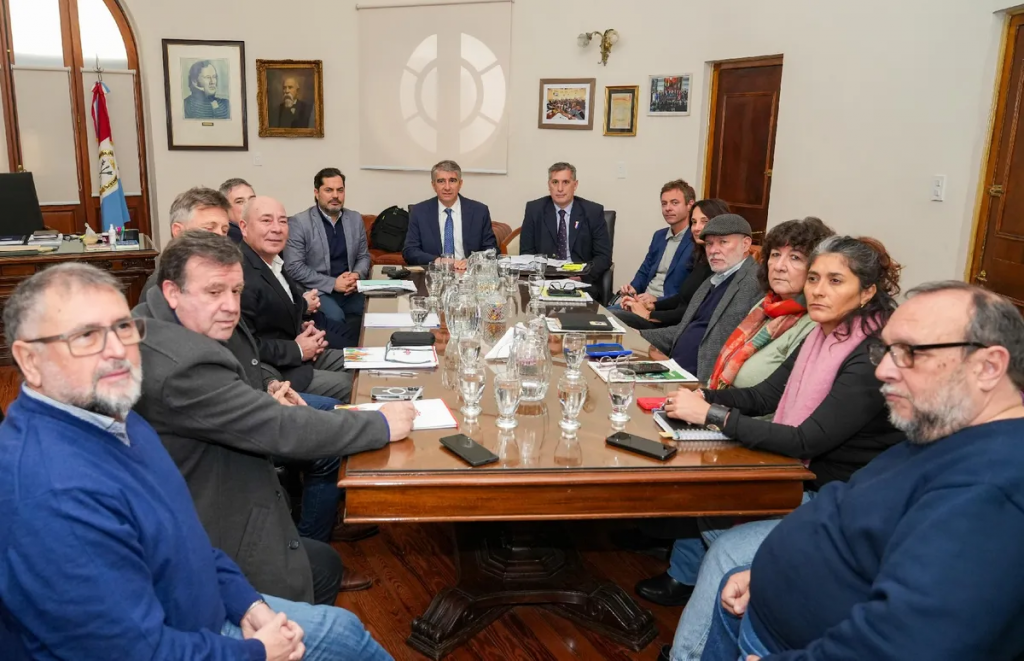 Paritarias en Santa Fe: sin acuerdo y sin propuesta, el Gobierno y los gremios pasaron a cuarto intermedio