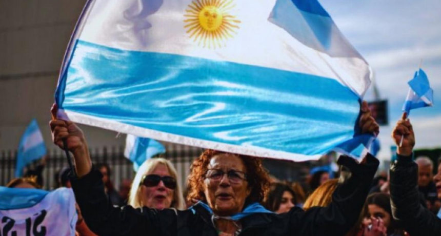 Alivio y malestar: sentimientos que definen la opinión de la sociedad argentina