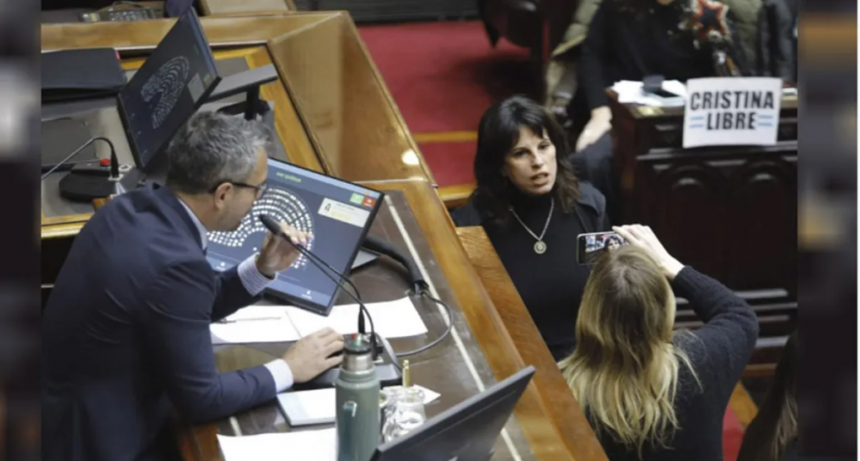 Escándalo y bochorno en Diputados: diputados K fueron a buscar a José Luis Espert y la sesión terminó a los empujones