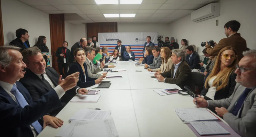Convención del 25: Unidos se quedó con seis comisiones mientras que Más para Santa Fe y La Libertad Avanza se quedaron con una cada uno
