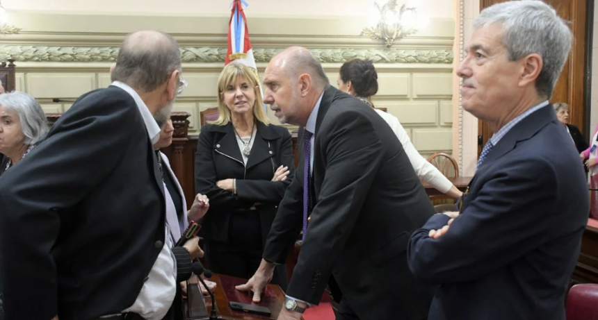 Plenario del perottismo en un intento por mostrar que ya están 