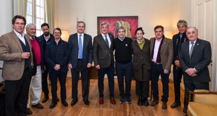 Caputo visitó la Expo Rural y se reunió con representantes del campo