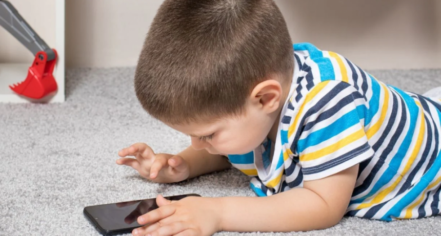 Pantallas en la infancia: ¿cómo afectan al desarrollo de los niños y qué recomiendan los pediatras?