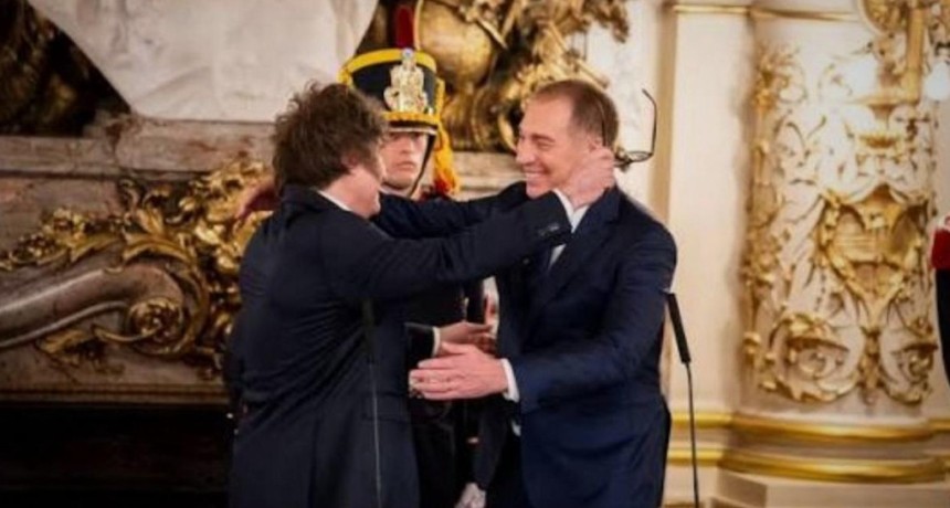 Sobre emocionalidad y pol&iacute;tica: el largo abrazo de Milei con Santilli y Adorni