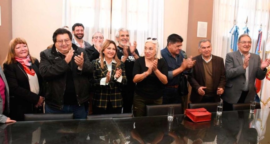 En la Municipalidad se present&oacute; oficialmente la Marcha de los Bombos, de las Cuerdas y Fuelles Santiague&ntilde;os