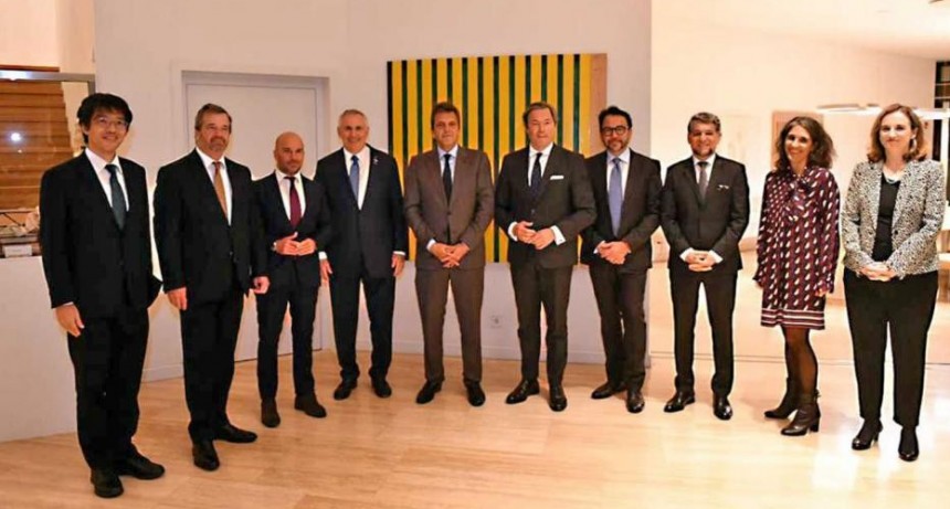 En busca de inversiones, Massa se reuni&oacute; con los embajadores del G7