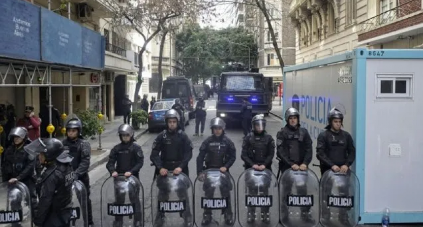 La Justicia orden&oacute; que cese el operativo policial afuera de la casa de Cristina Kirchner