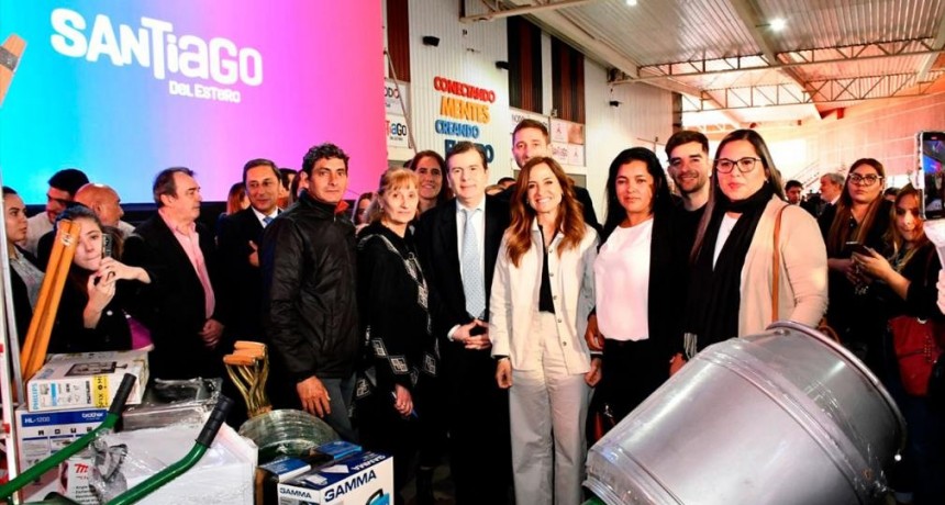 El gobernador Zamora y la ministra Tolosa Paz firmaron convenios y entregaron herramientas
