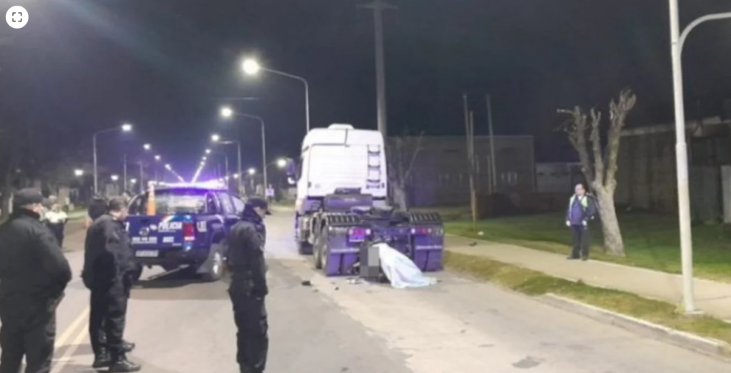 Una motociclista chocó contra un camión estacionado y murió