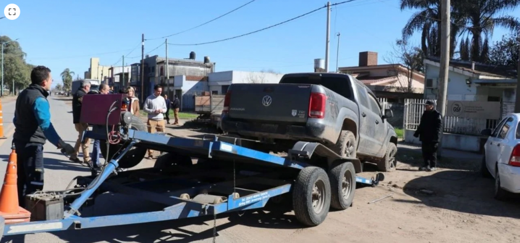 Remueven vehículos abandonados para despejar comisarías de Santa Fe y Santo Tomé