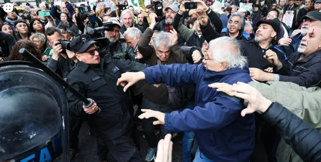 La Policía Federal reprimió a jubilados que se movilizaban en el Congreso contra el veto de Milei