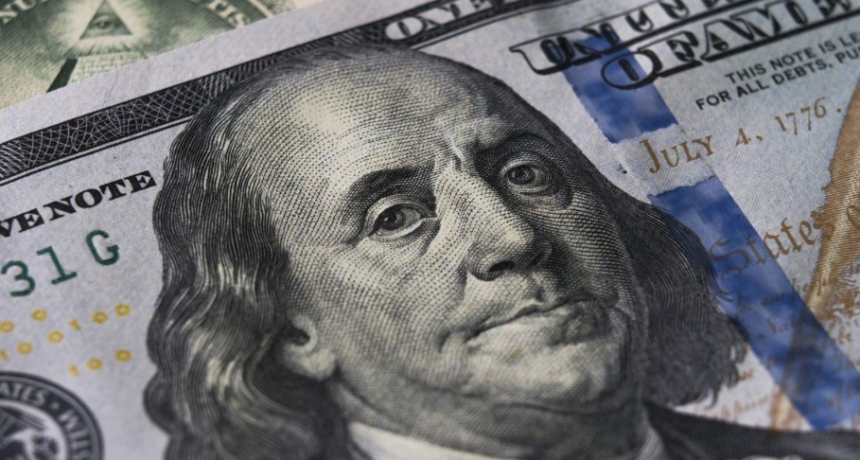 El dólar blue cerró julio con otra baja: a cuánto se vendió este miércoles