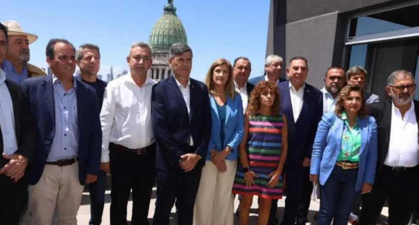 Hartos, intendentes del interior del país denuncian discriminación de la Nación en la distribución de subsidios al transporte