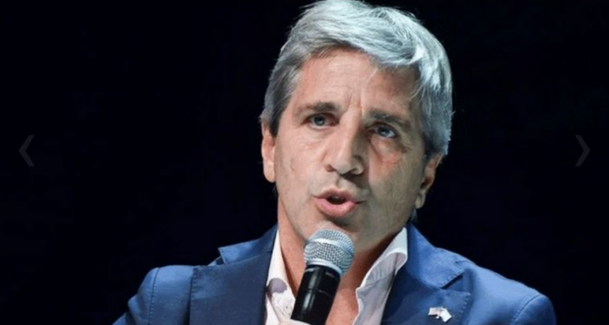 Como anticipó Caputo, aseguran que el 57% de los argentinos ya vive de ahorros