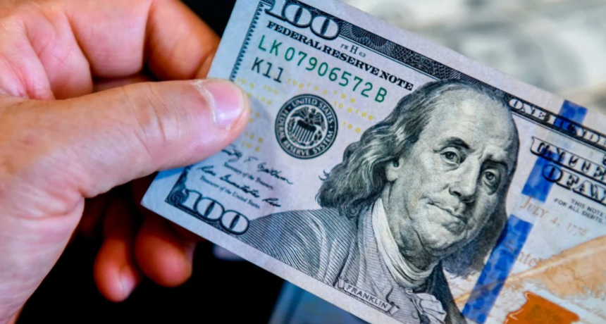 Nueva baja del dólar blue: a cuánto cerró este martes