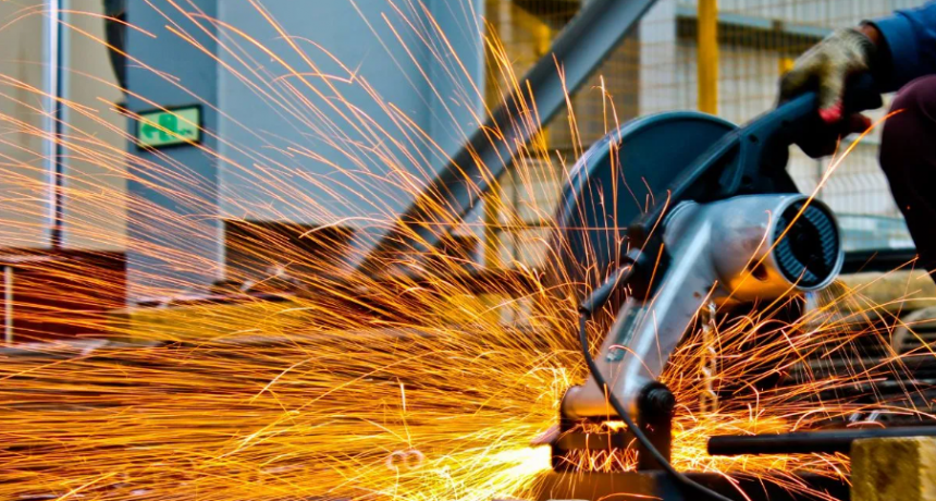 Sin rebote en V: la industria y la construcción no repuntan y se derrumbaron en el primer semestre