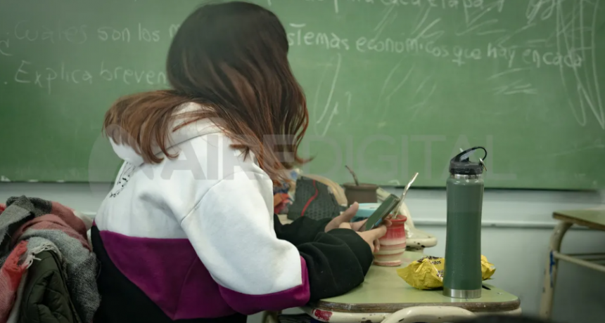 La opinión de estudiantes sobre la regulación del uso del celular en una escuela de Santa Fe