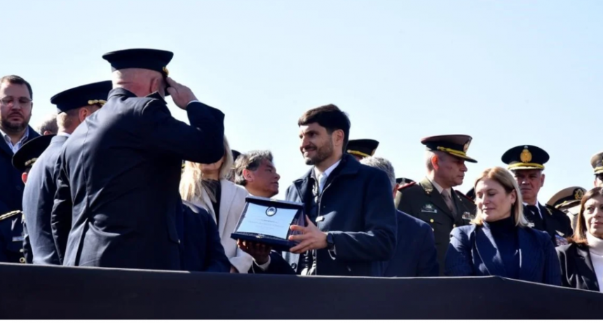Firme reconocimiento de Pullaro a la Policía de Santa Fe, con anuncios