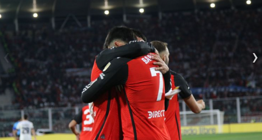 River venció a Talleres sobre la hora en el Kempes y sacó ventaja en la serie