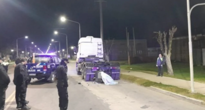 Una motociclista chocó contra un camión estacionado y murió