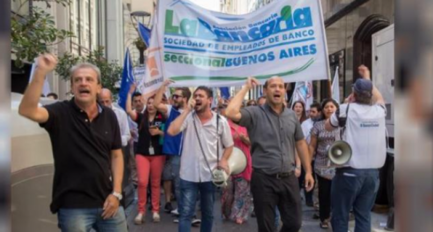 Bancarios acordaron un sueldo mínimo de más de $ 1,3 millones a cobrar en agosto