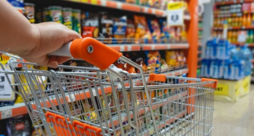 Una importante cadena de supermercados anunció que se va del país