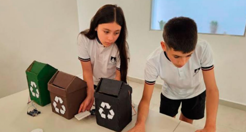 Estudiantes santiagueños crearon un contenedor electrónico selectivo de residuos, mediado por la programación y la robótica