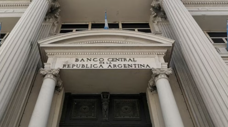 Para frenar la presión sobre el dólar, el BCRA subió los encajes bancarios por segunda vez en el mes