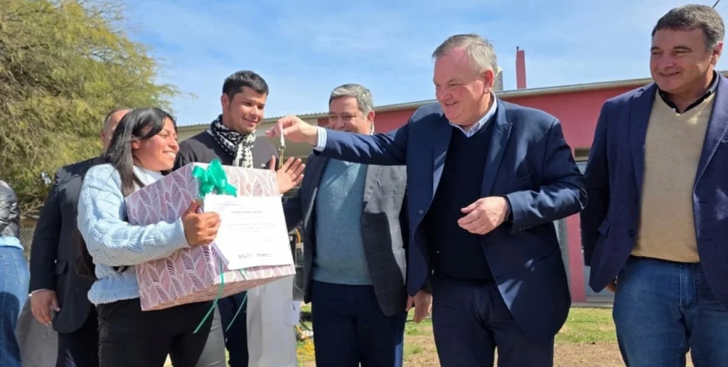 Michlig participó de la inauguración de viviendas en Arrufó