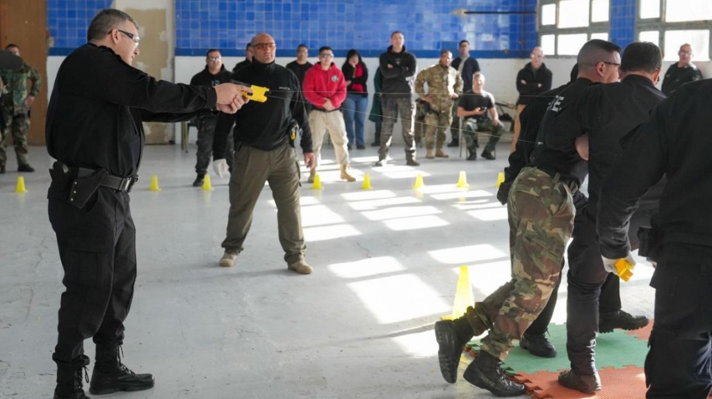 Santa Fe comenzó la formación de policías en el uso de pistolas Taser