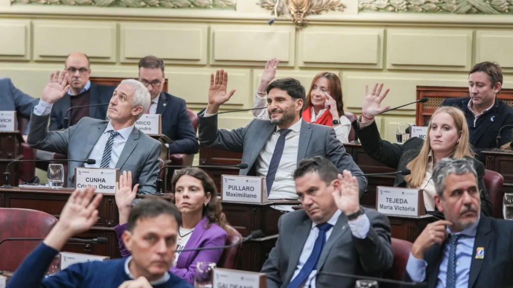 La Convención del 25 dio el primer paso para habilitar la reelección del gobernador Maximiliano Pullaro