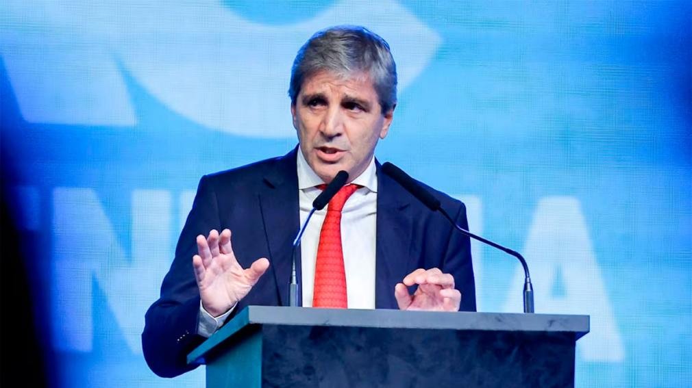 Caputo reconoció que la suba de tasas afecta la economía, pero promete que “la recuperación será rápida”